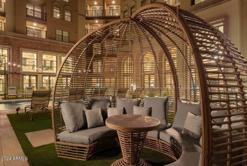 Manor_Scottsdale_Pool_Courtyard_Seating