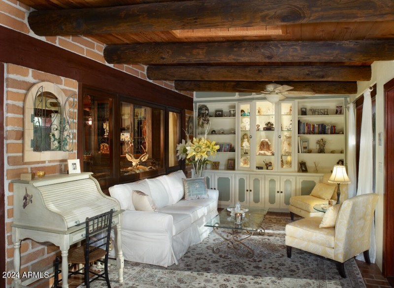 ranch house sitting room