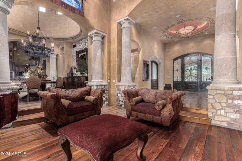 Cantera Stone pillars