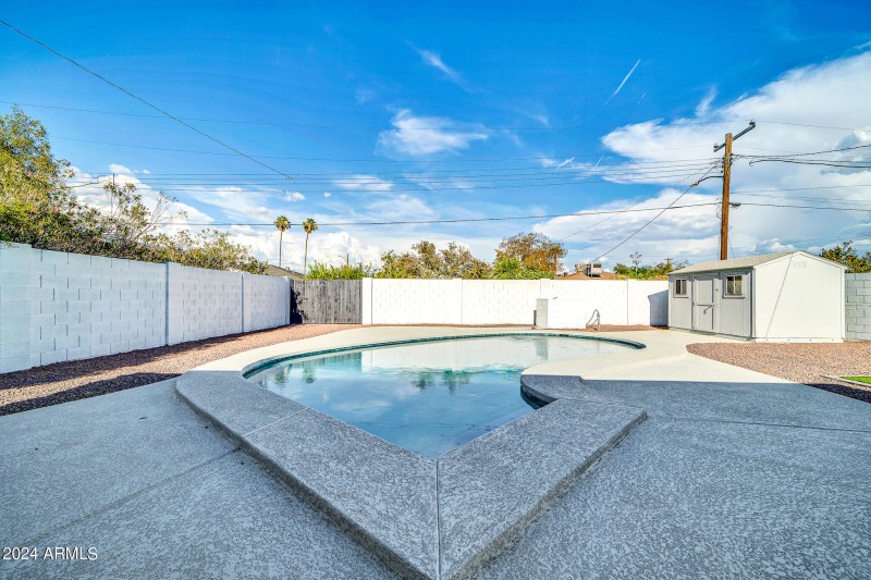 4307 N 15th Dr-33