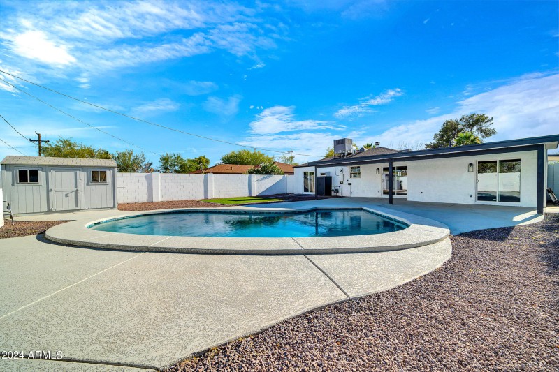 4307 N 15th Dr-28