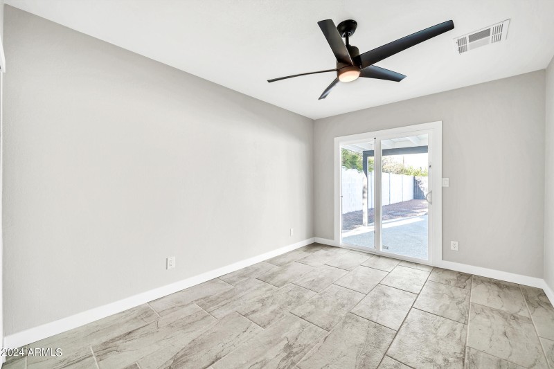 4307 N 15th Dr-19