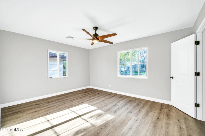 4307 N 15th Dr-17