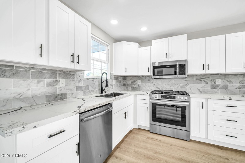 4307 N 15th Dr-11