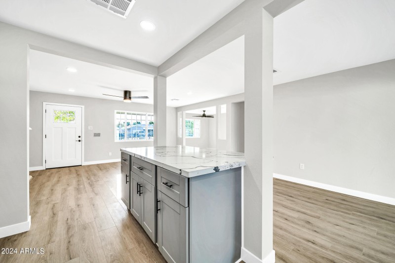 4307 N 15th Dr-10