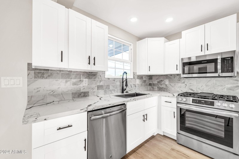 4307 N 15th Dr-9