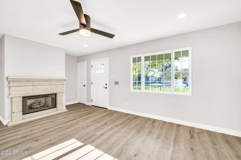 4307 N 15th Dr-8