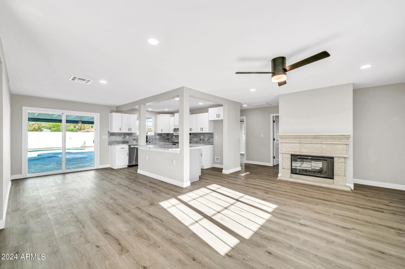 4307 N 15th Dr-5