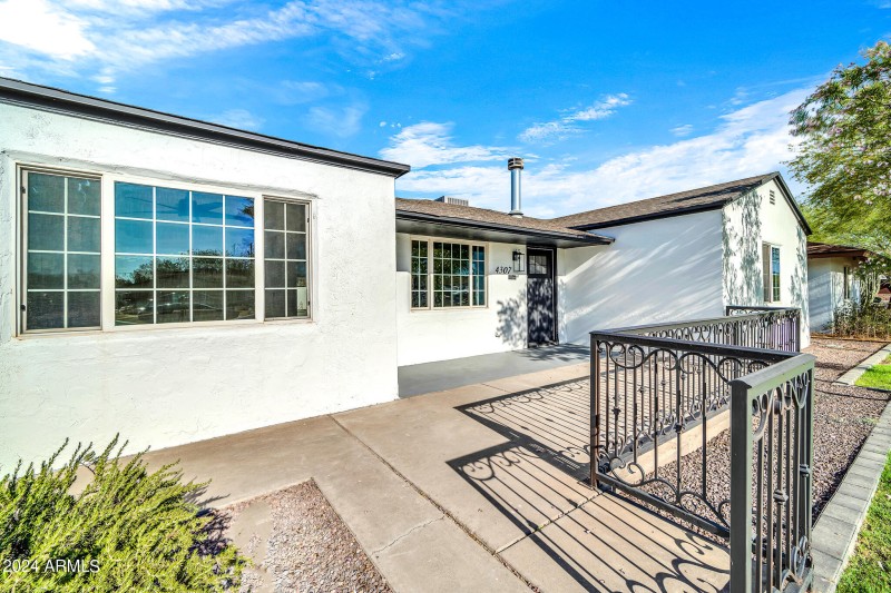 4307 N 15th Dr-1