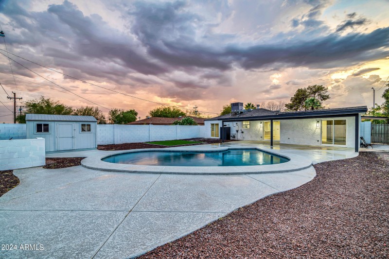4307 N 15th Dr Twilgiht-8