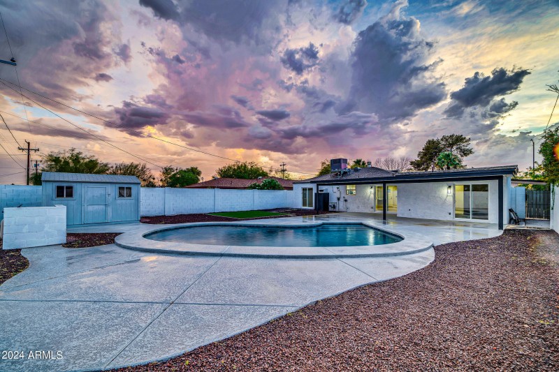 4307 N 15th Dr Twilgiht-4