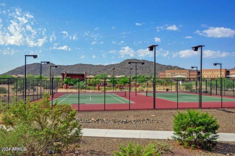 Westwing - Tennis Courts