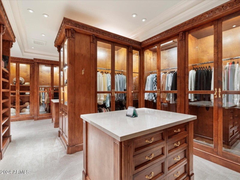 072-Walk in Closet