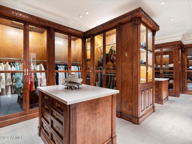 073-Walk in Closet