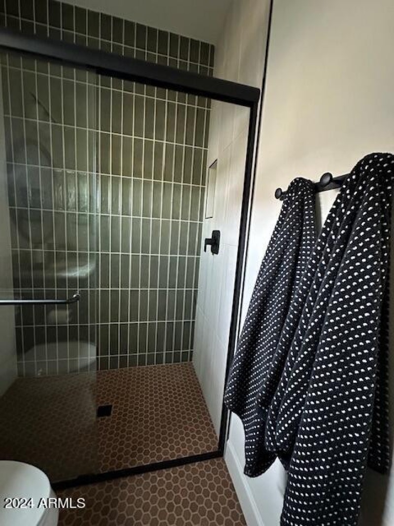Guest BA Custom Shower Tile