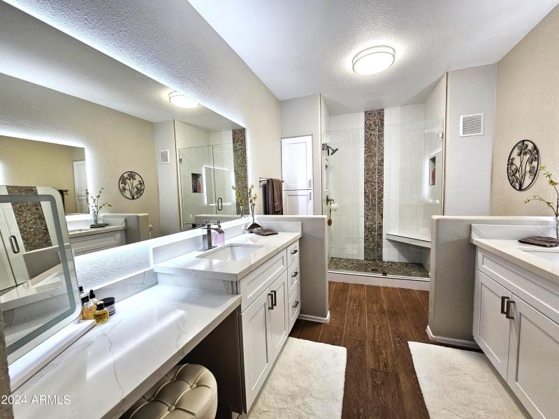 Master Bathroom, 2 Vanities, Shower