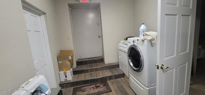 1113 G Ave back room with laundry hook u