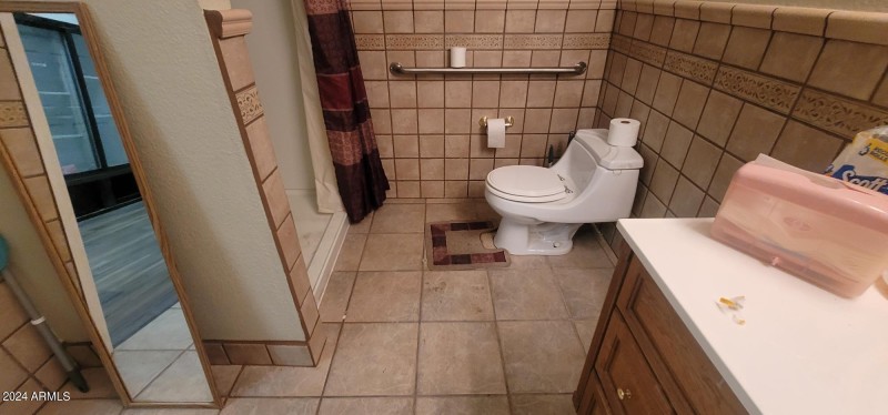 1113 G Ave full bathroom