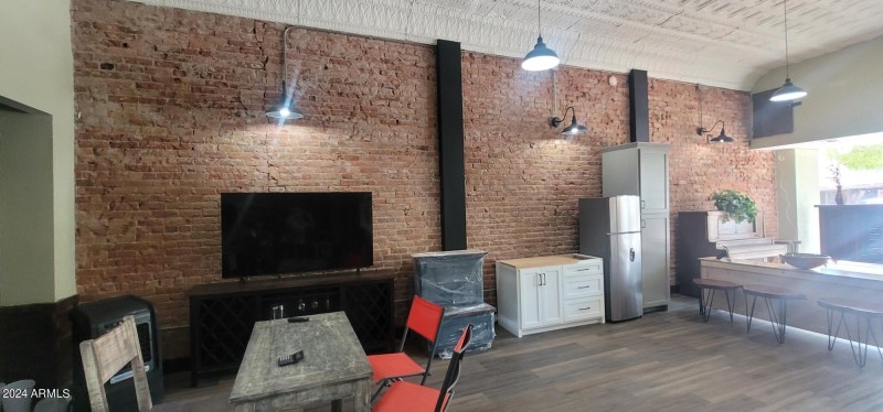 1113 G Ave brick wall