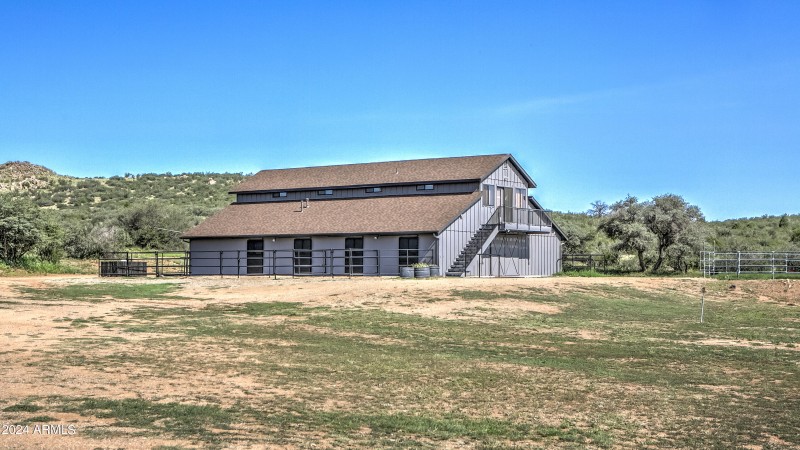 8 Stall Barn