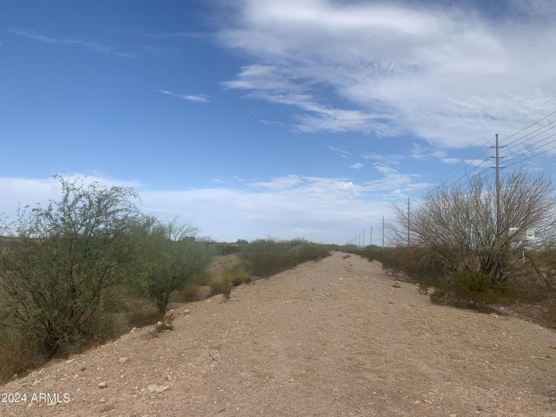 Dirt path along Thayer Rd