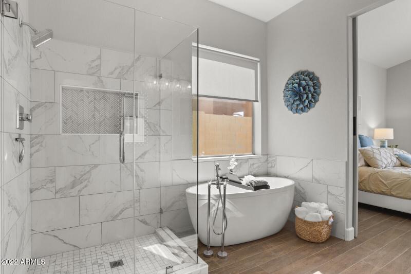 Gorgeous Shower & soaking tub