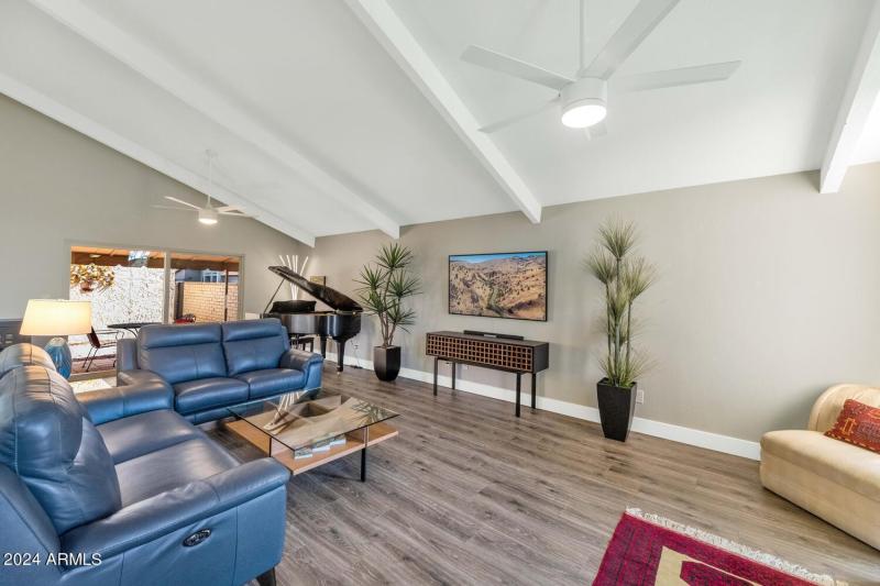 7948 E Vista Dr-large-012-026-7948 E Vis