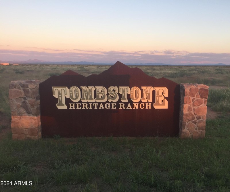 8980 N Robbers Roost RD