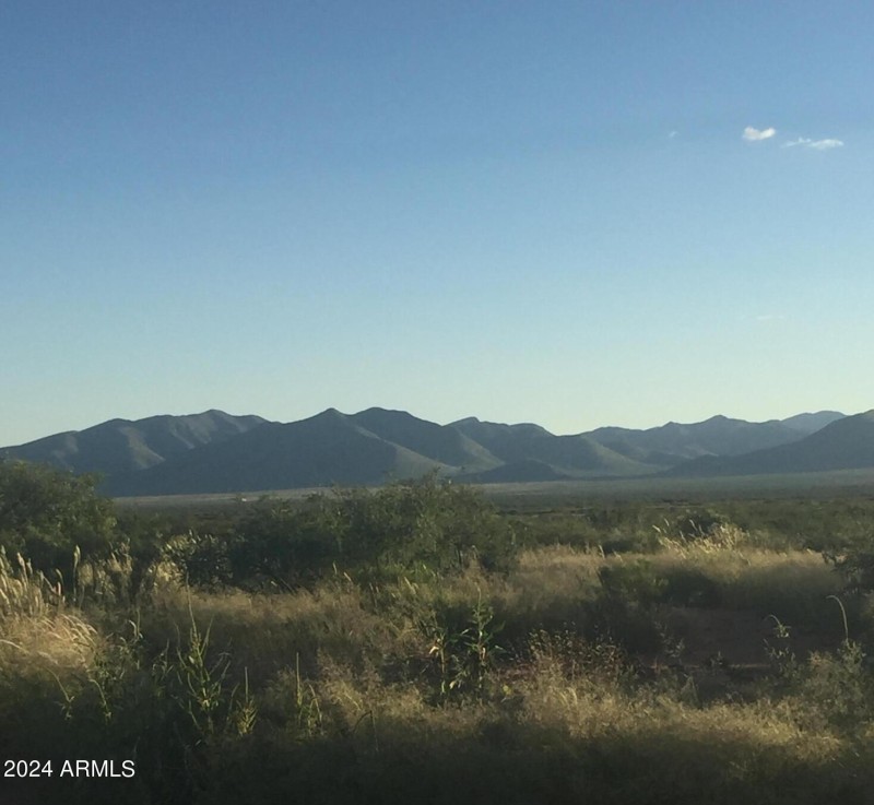 8980 N Robbers Roost RD