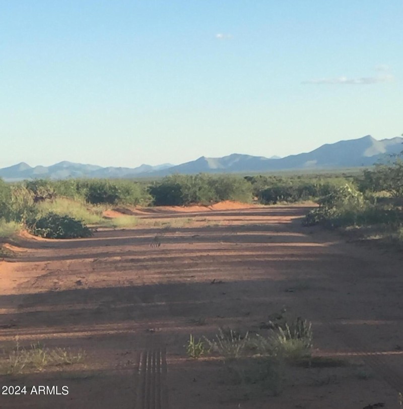 8980 N Robbers Roost RD