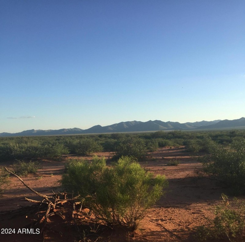 8980 N Robbers Roost RD