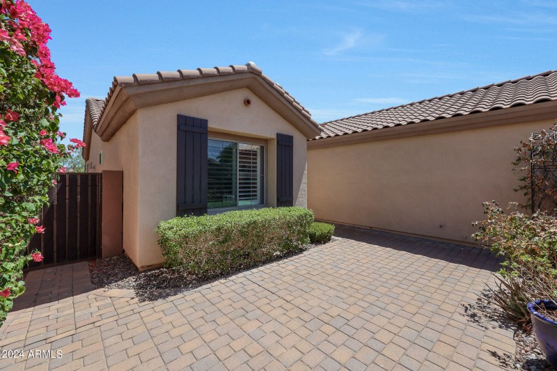 4 Huge Front Courtyard