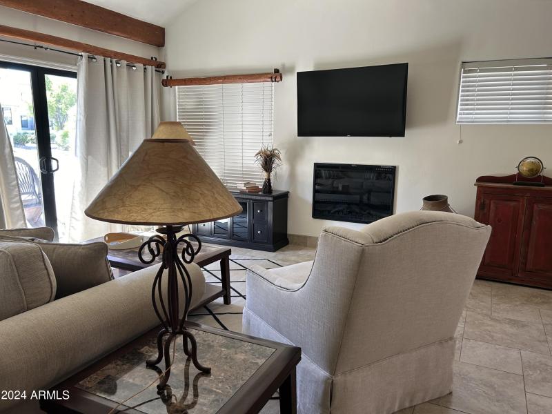 LIVING ROOM W REMOTE FIREPLACE