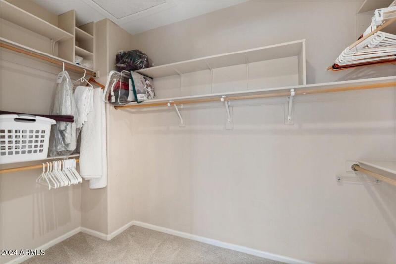 22-Walk in Closet