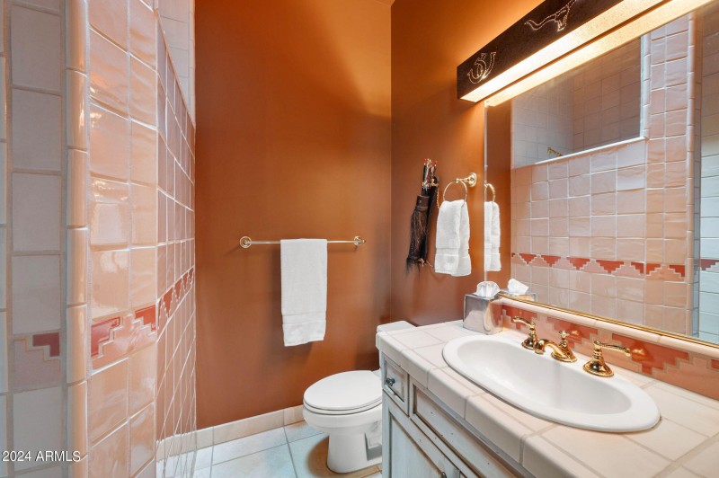 061_Her Office Bathroom