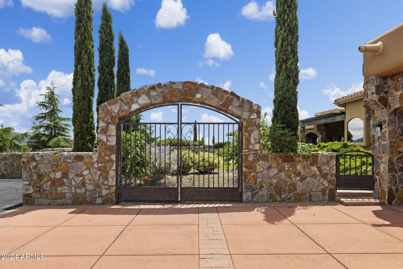 077_Gated Courtyard
