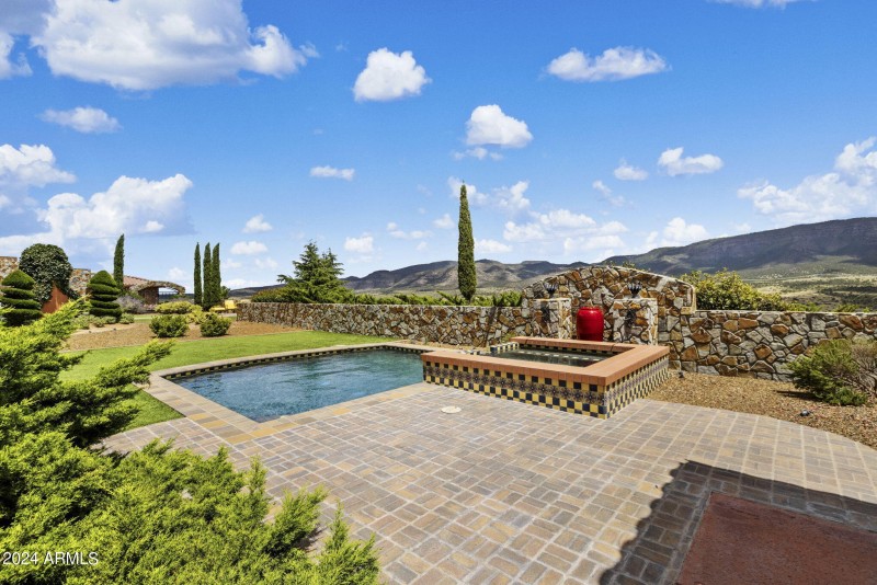 082_Pool & Jacuzzi