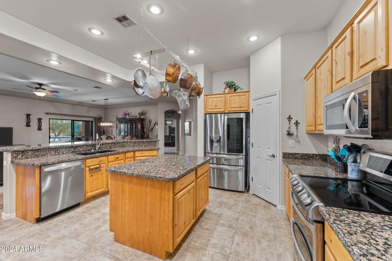 Kitchen w/pantry