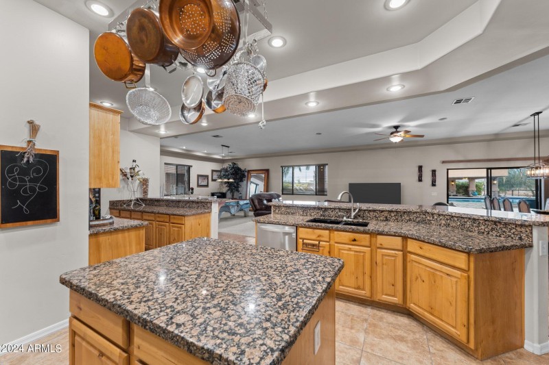 Large Kitchen w/island