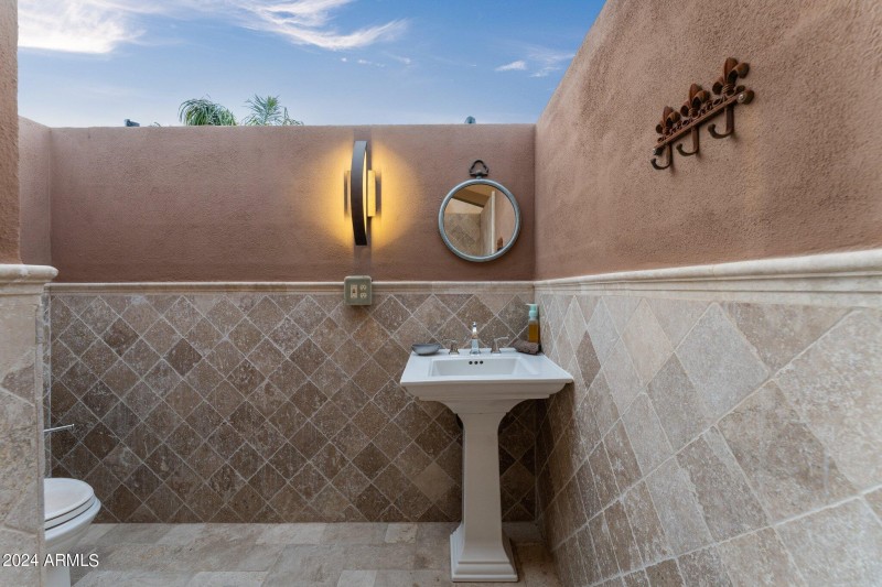 Pool Bath w/sink