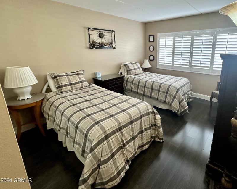 Guest Bedroom w/ 2 Single Beds