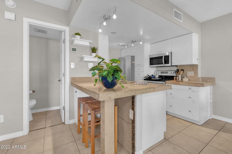 BREAKFAST BAR W/ SEATING