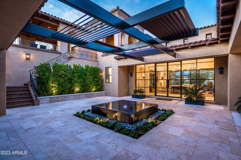 Front entry courtyard/fountain