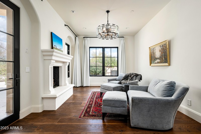 Primary suite sitting room