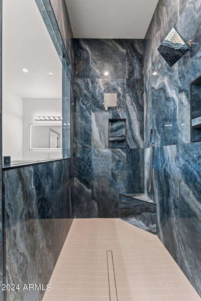 Shower w/dual heads & niches