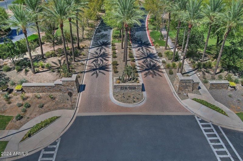 Entry to Kiva Club and Golf