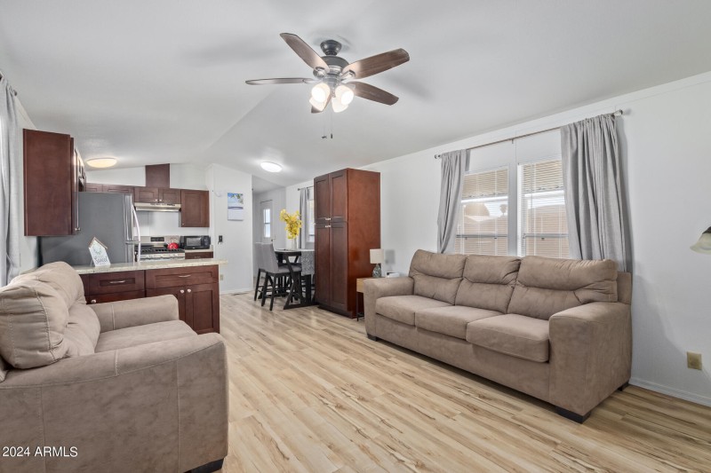 06 - Open living and kitchen