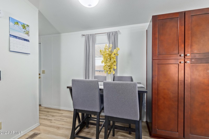 08 - Breakfast nook