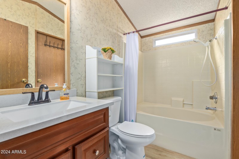 16 - Main bath