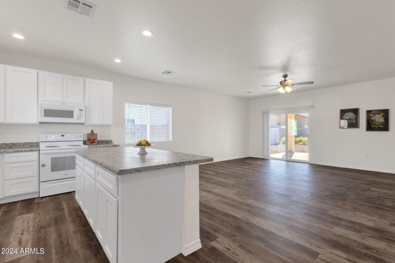 8-web-or-mls-8461-w-altos-dr